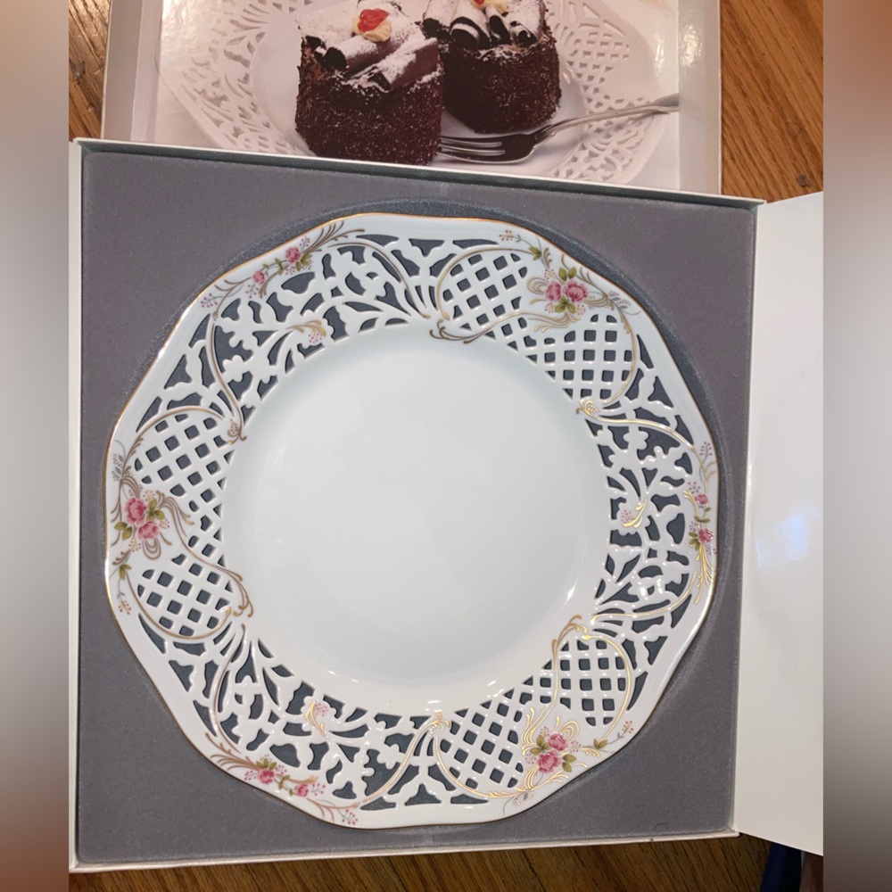 Oscar de la Renta Cake Plate White Lace Fine China made in West Germany- NIB
